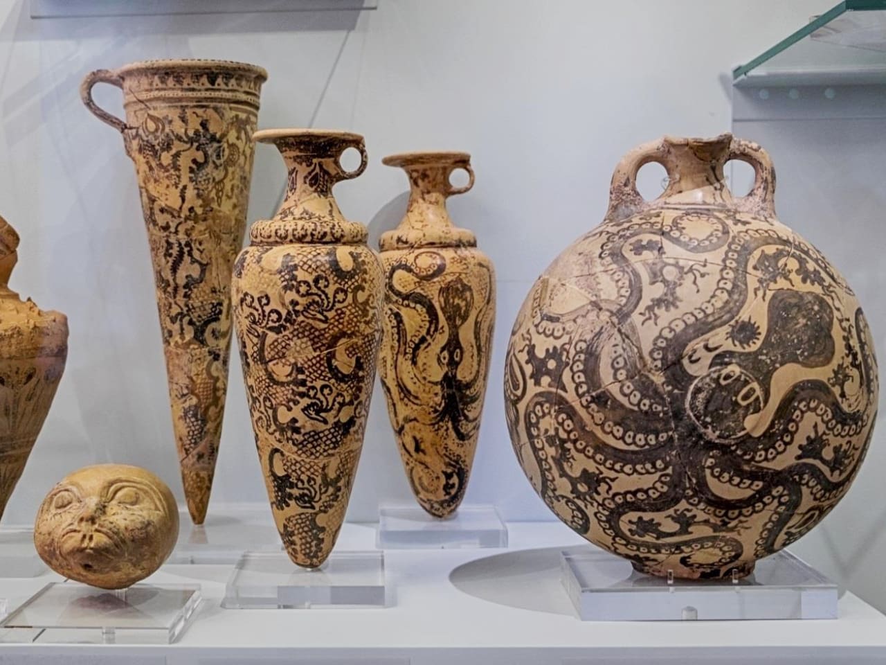 Stay In Chania & Visit Knossos Minoan Palace & Archaeological Museum of Heraklion 